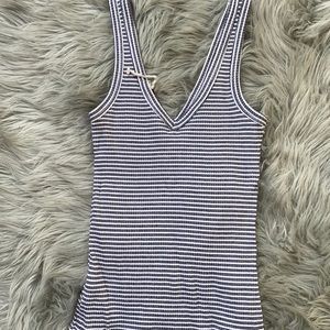 Stripped v-line tank